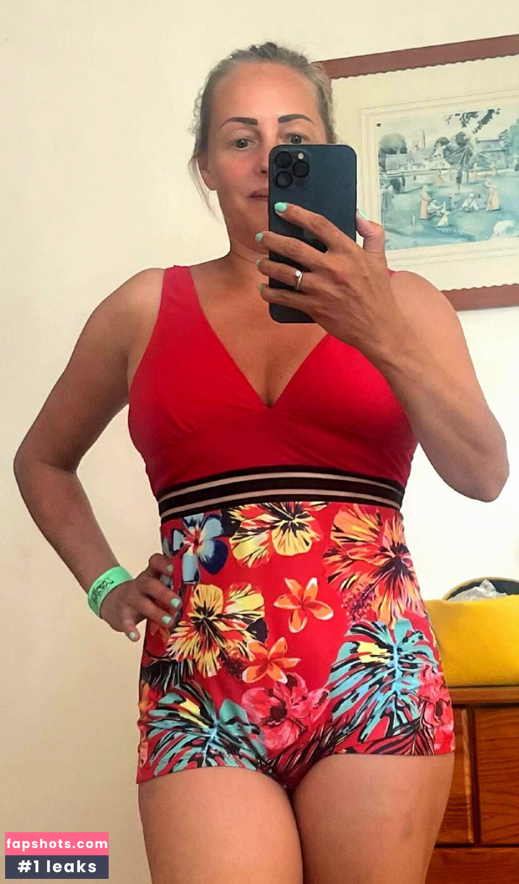 Sarah Cawood gallery photo #17