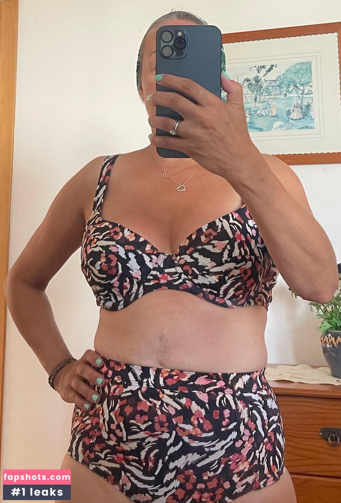 Sarah Cawood gallery photo #18