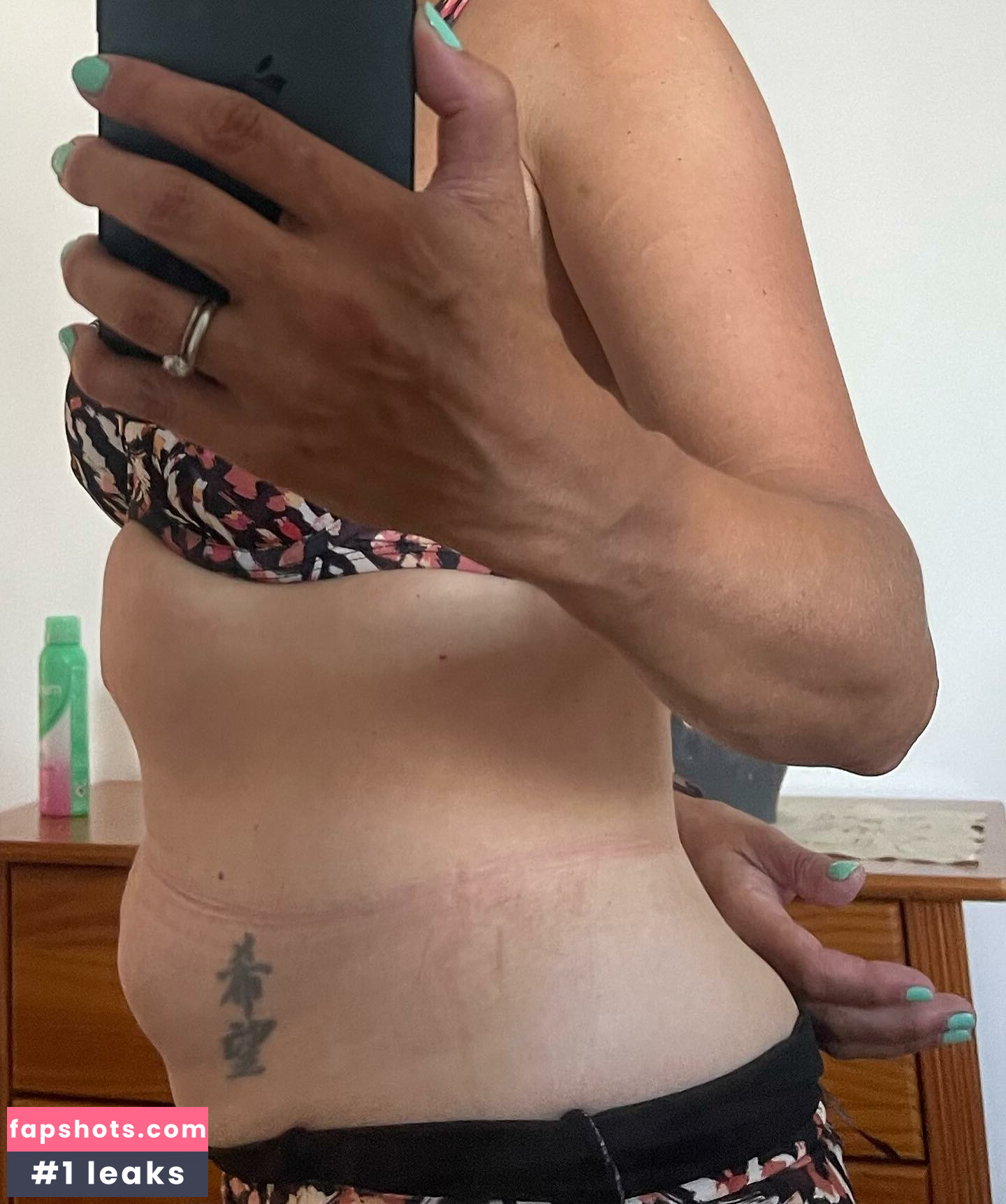 Sarah Cawood gallery photo #22