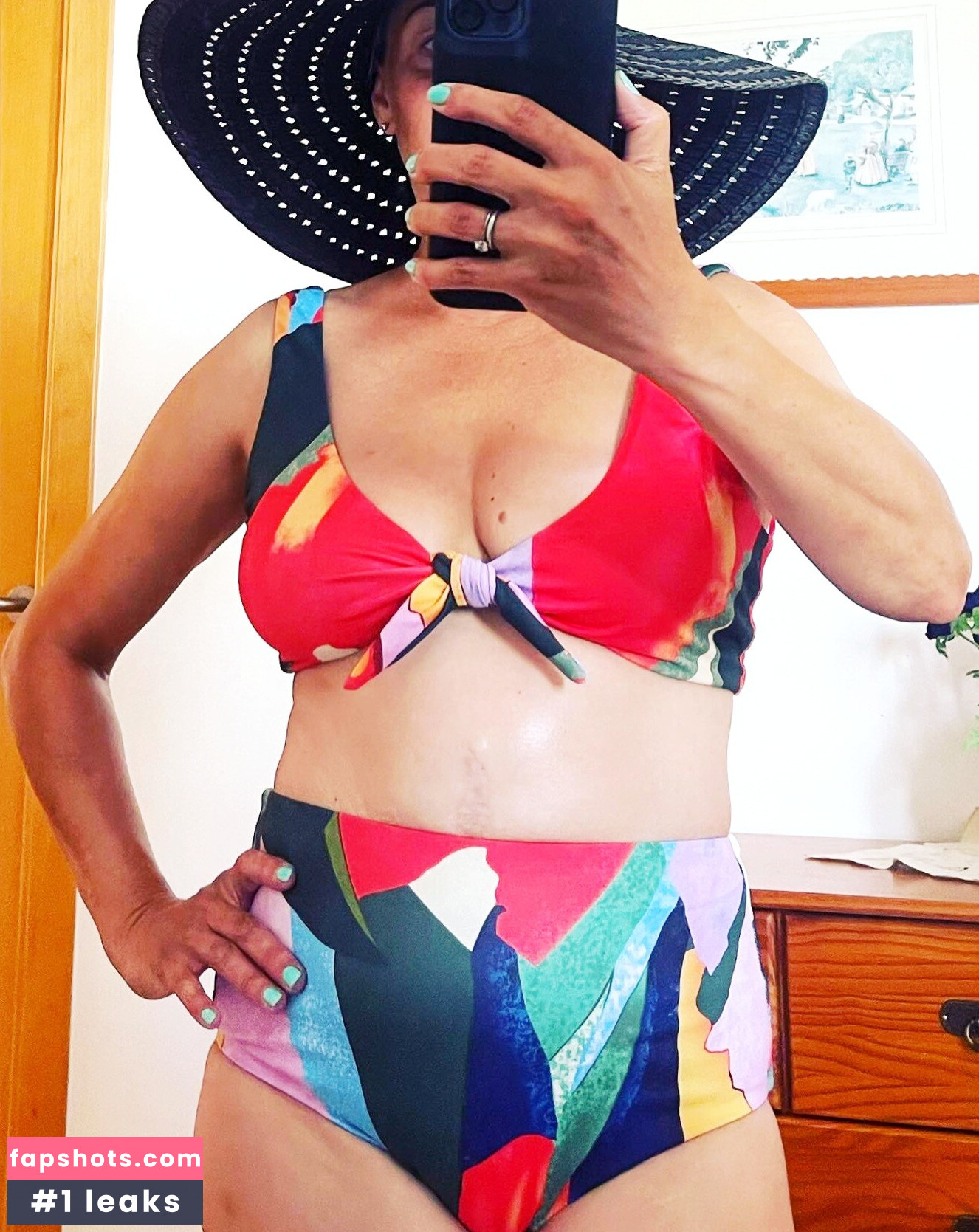 Sarah Cawood gallery photo #7