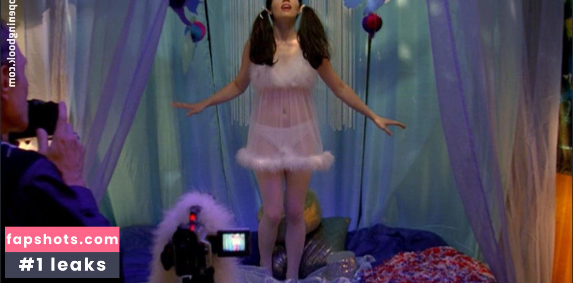 Sarah Foret gallery photo #6