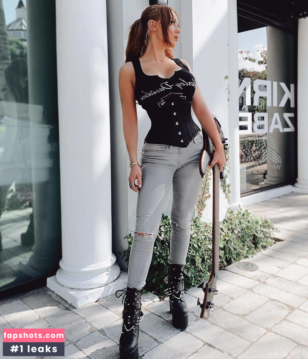 Sarah Gibson gallery photo #34