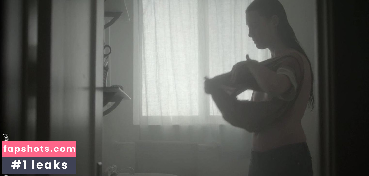 Sarah Hagan gallery photo #7