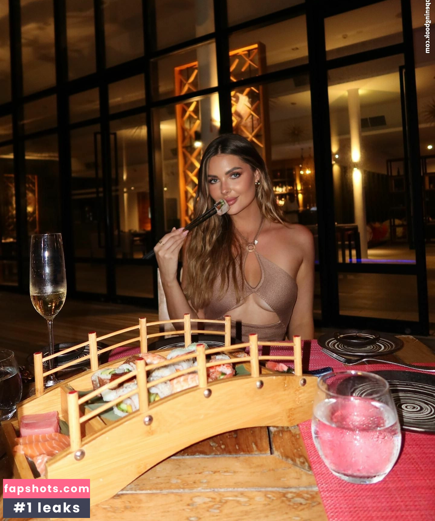 Sarah Harris gallery photo #23