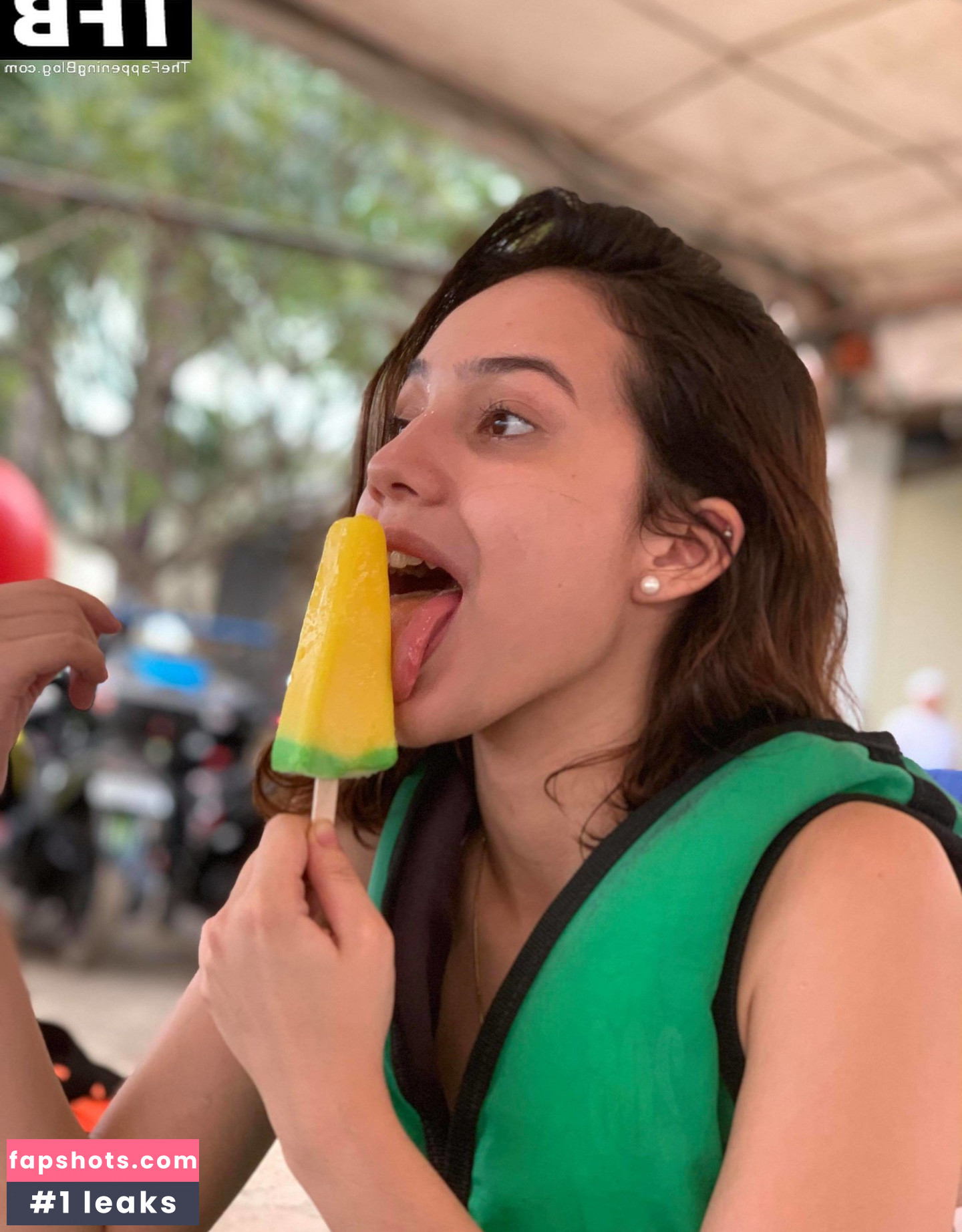 Sarah Holmes gallery photo #29