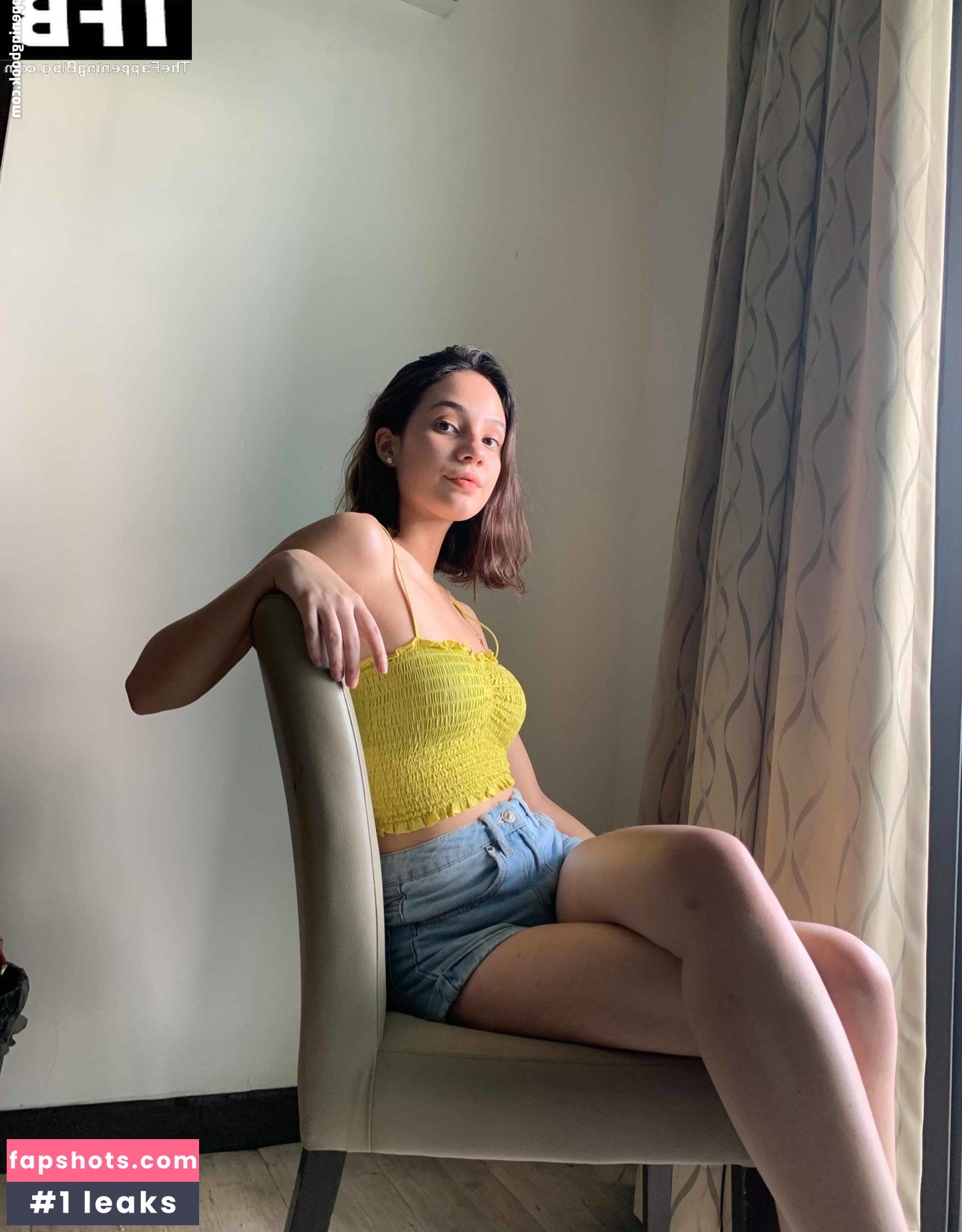 Sarah Holmes gallery photo #9