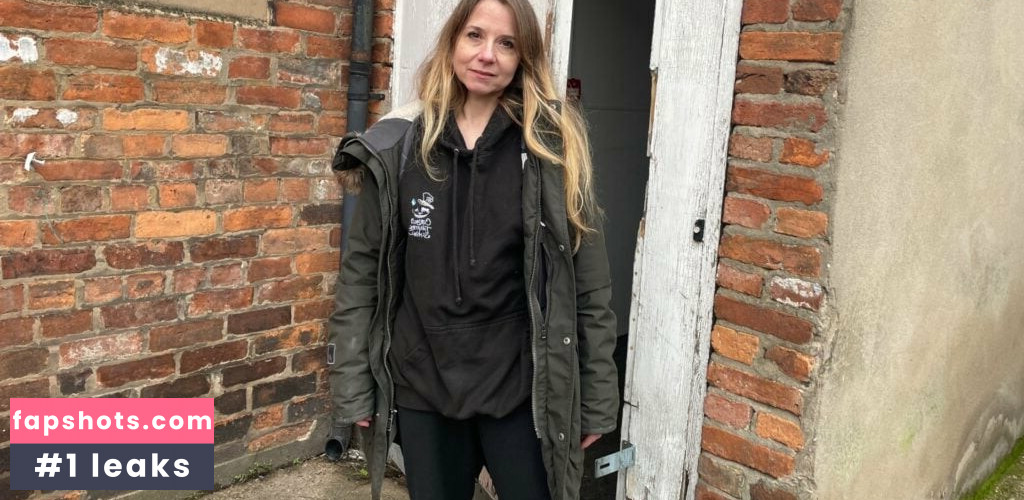 Sarah-Jane Honeywell nude babe gallery