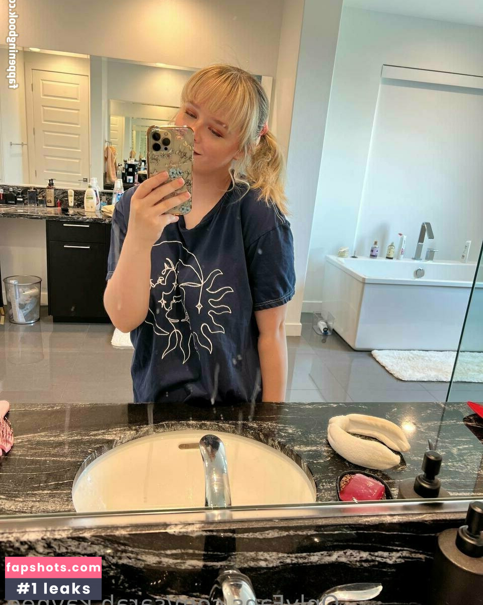 Sarah Kaynee gallery photo #27