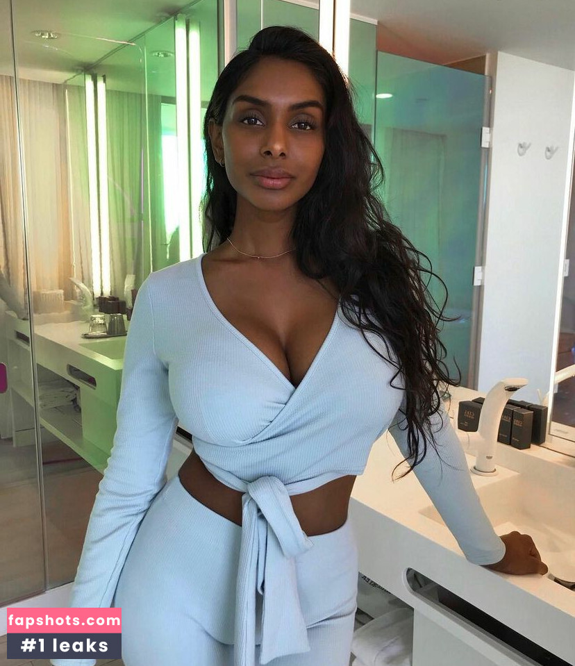 Sarah Mak gallery photo #28