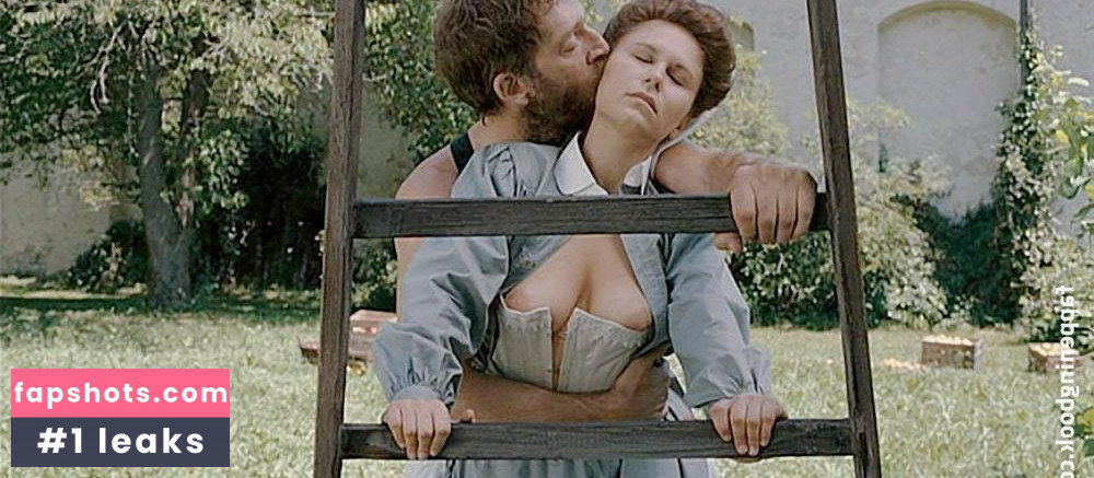 Sarah Marecek nude babe gallery