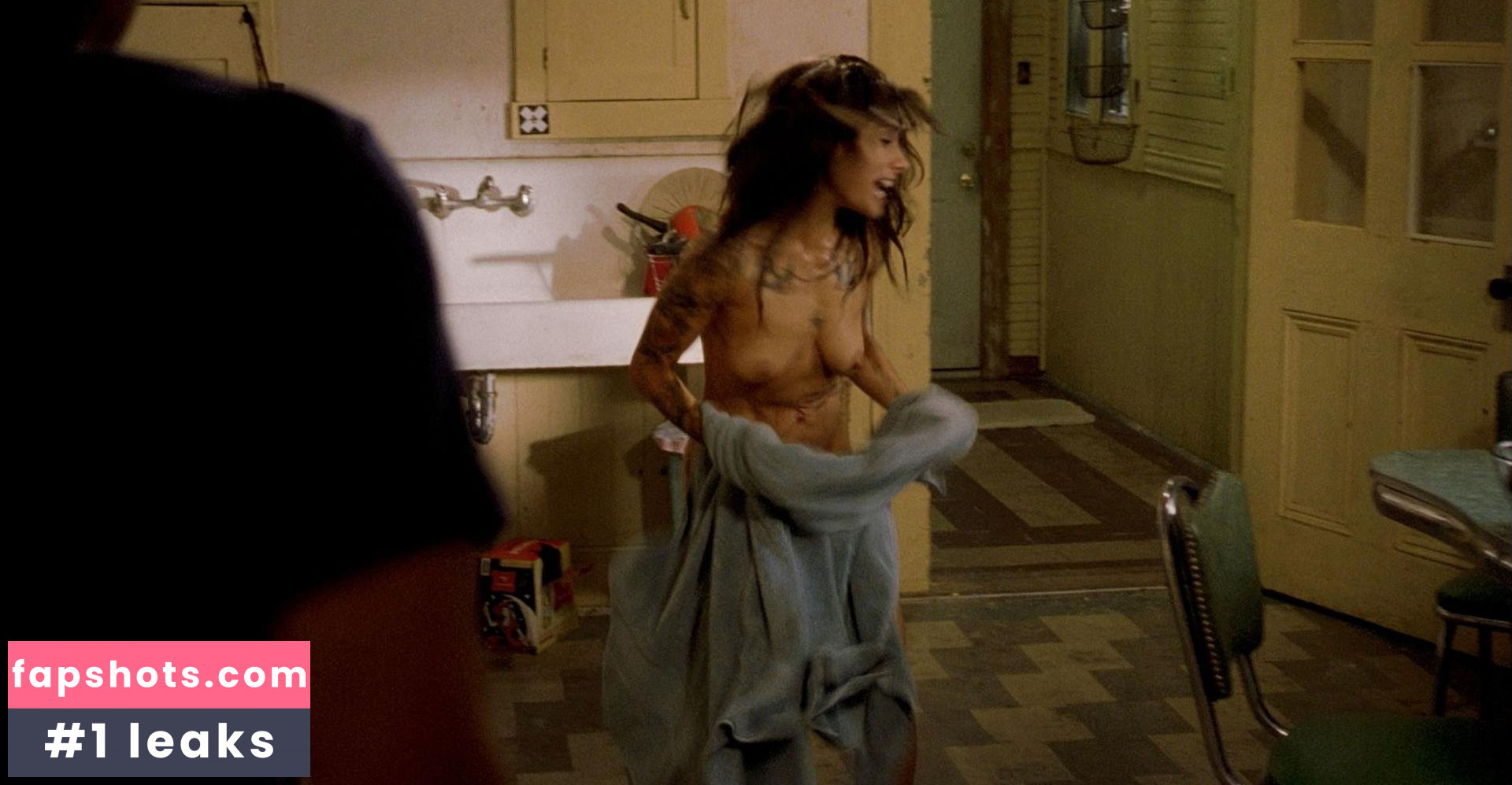 Sarah Shahi gallery photo #110