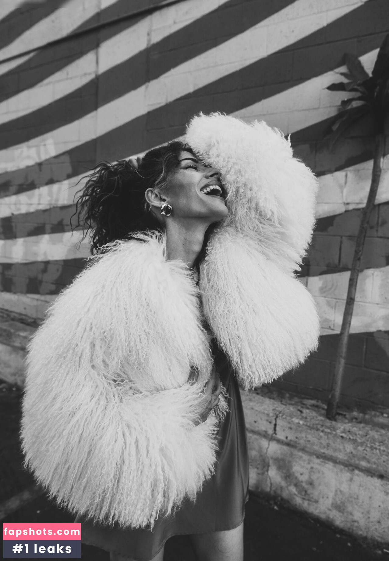 Sarah Shahi gallery photo #17