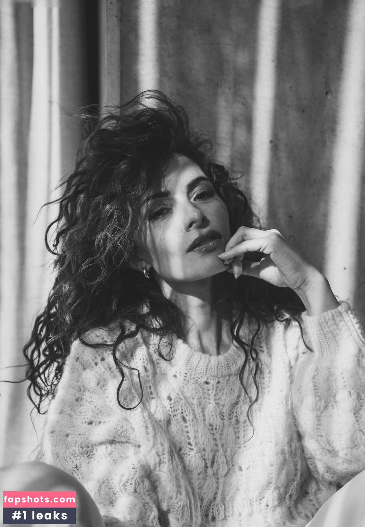 Sarah Shahi gallery photo #19