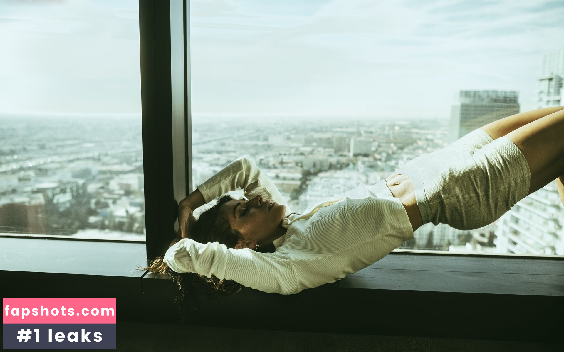 Sarah Shahi gallery photo #21