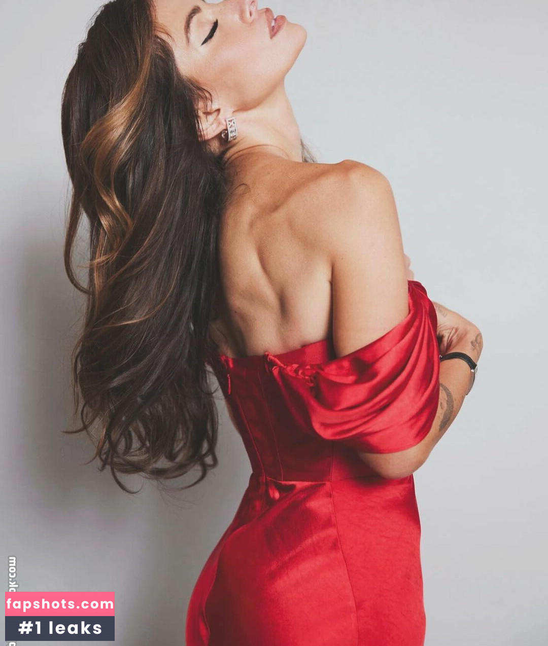 Sarah Shahi gallery photo #22