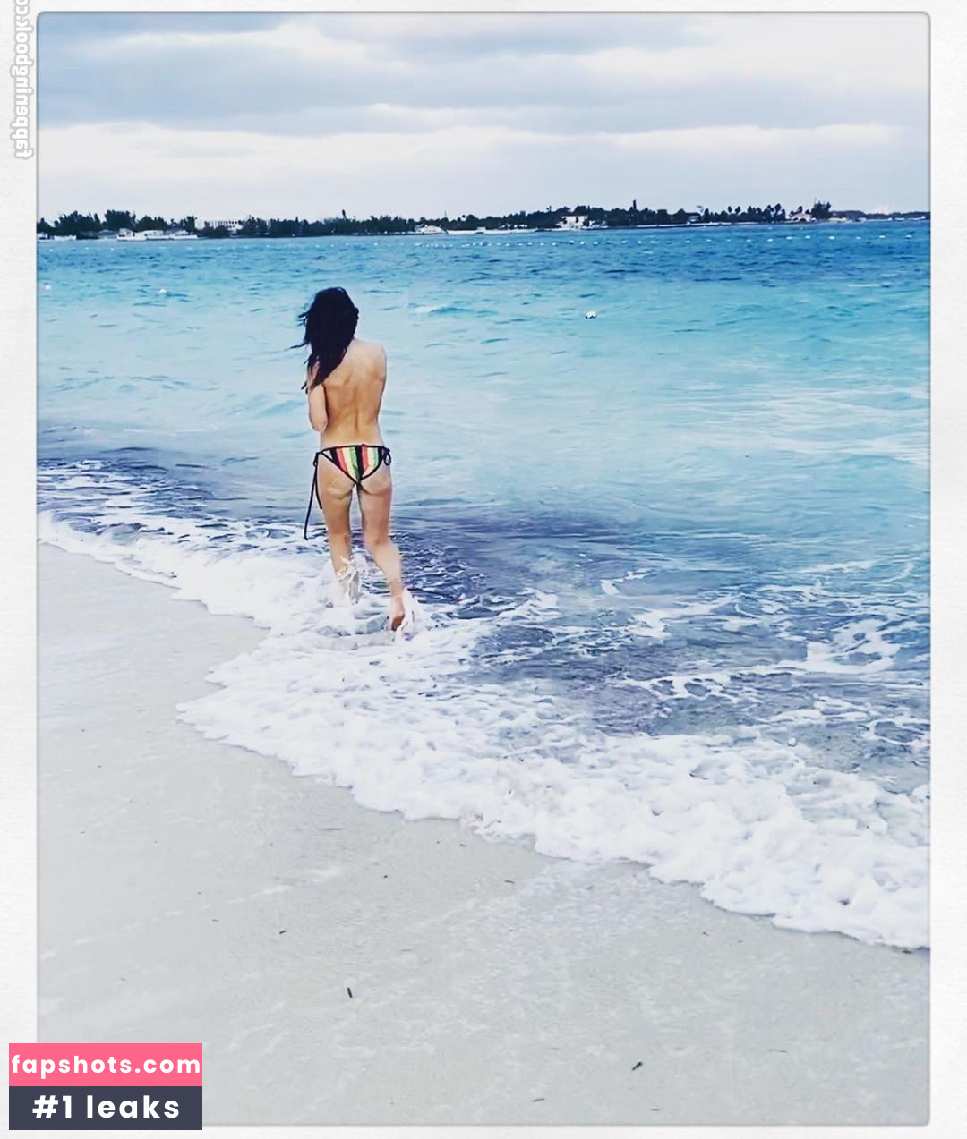 Sarah Shahi gallery photo #100