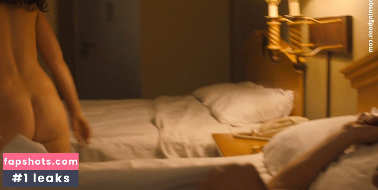 Sarah Stiles gallery photo #16