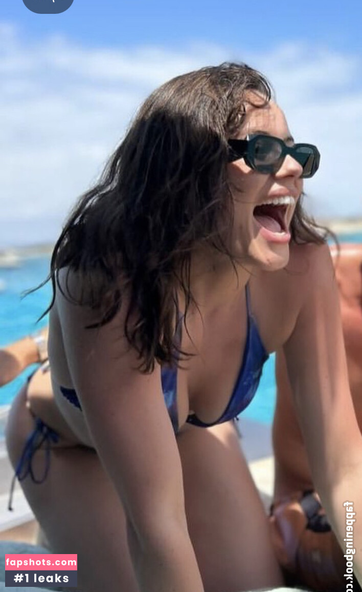 Sarah Story gallery photo #10