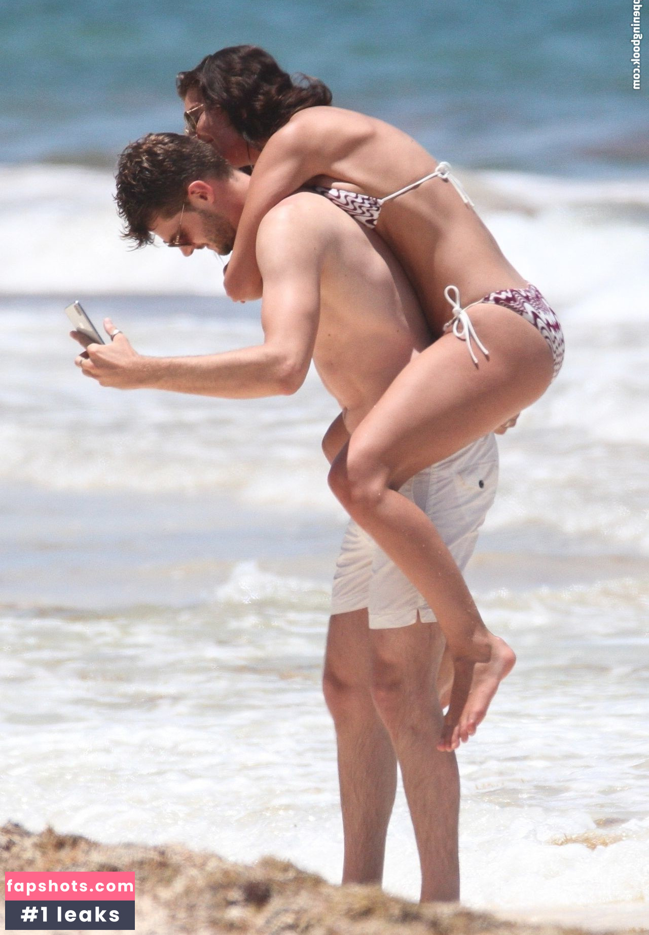 Sarah Tarleton gallery photo #25