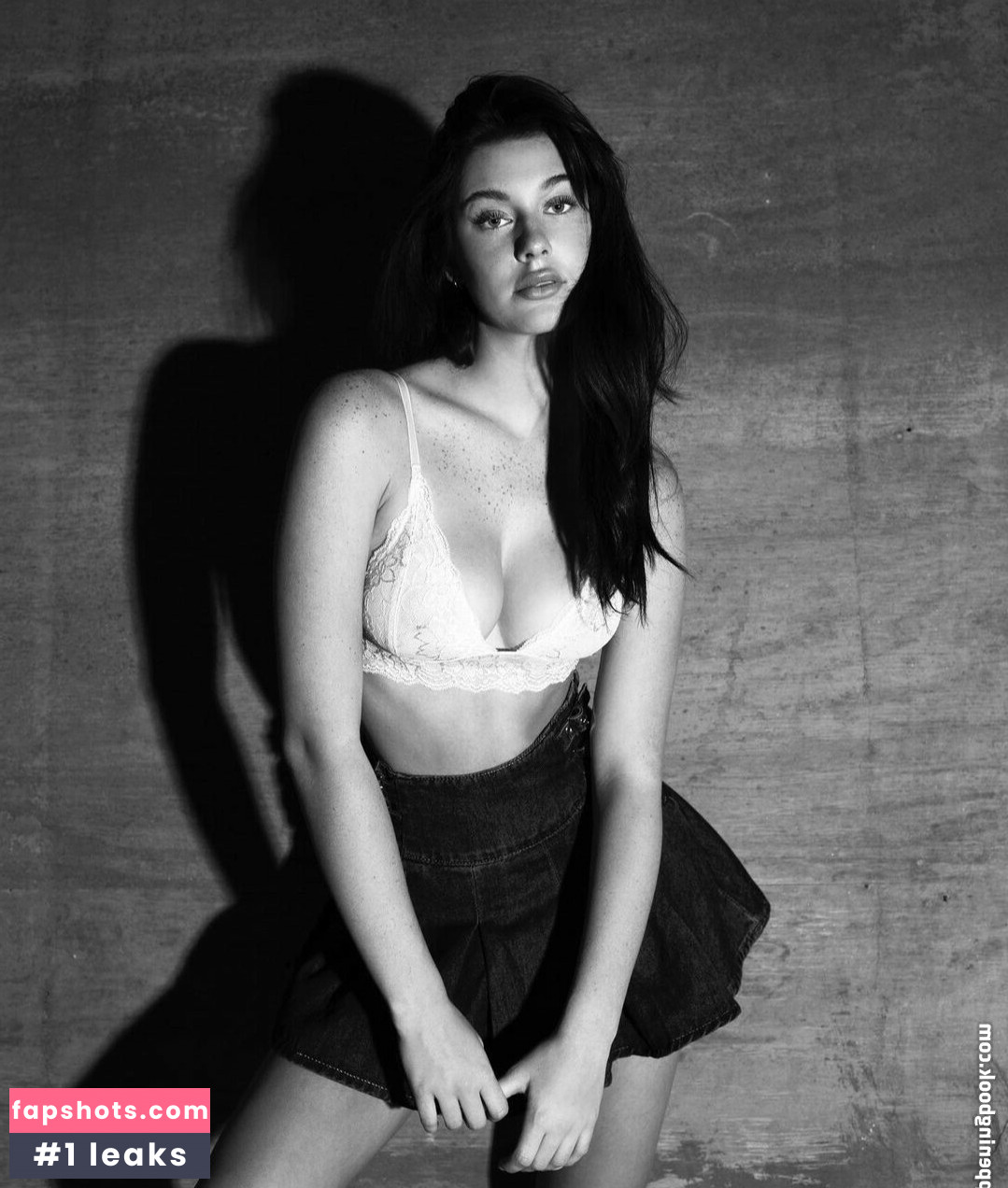 Sarah Waddles gallery photo #76