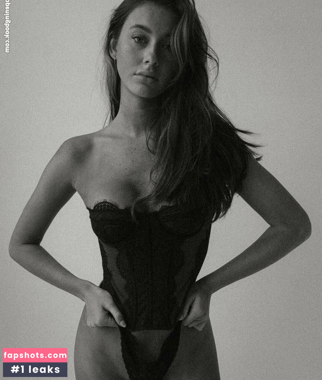 Sarah Waddles nude babe gallery