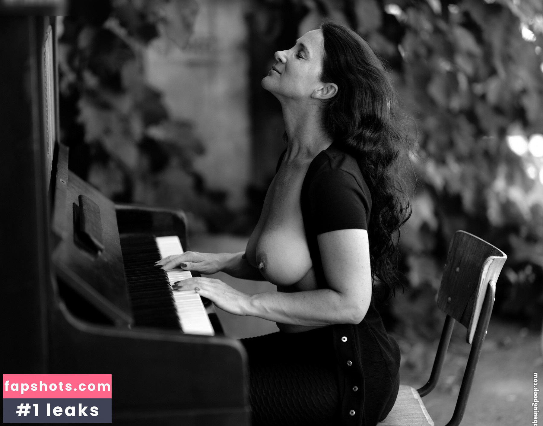 SarahHH gallery photo #16