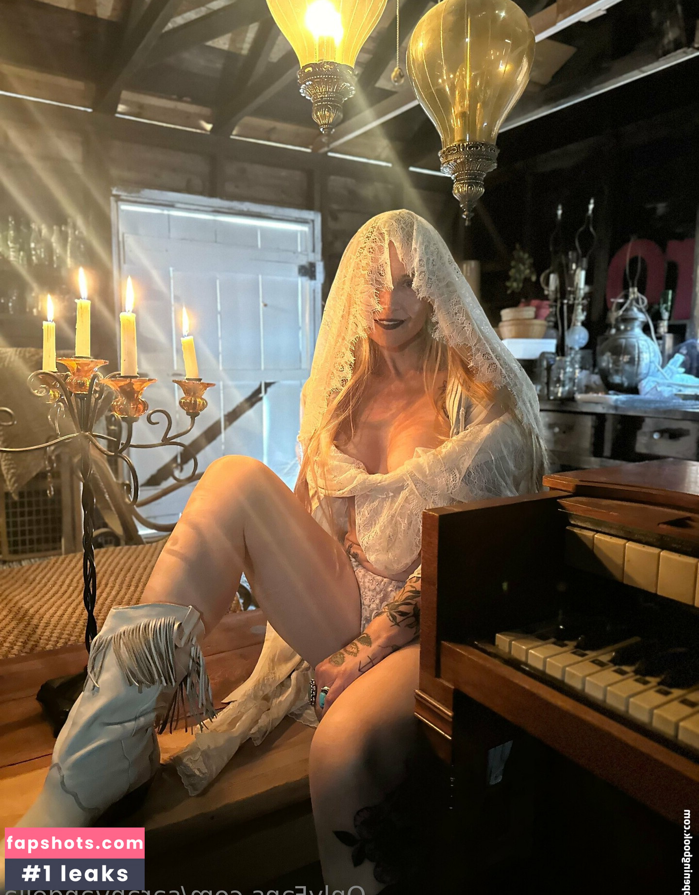 sarahvandella gallery photo #10