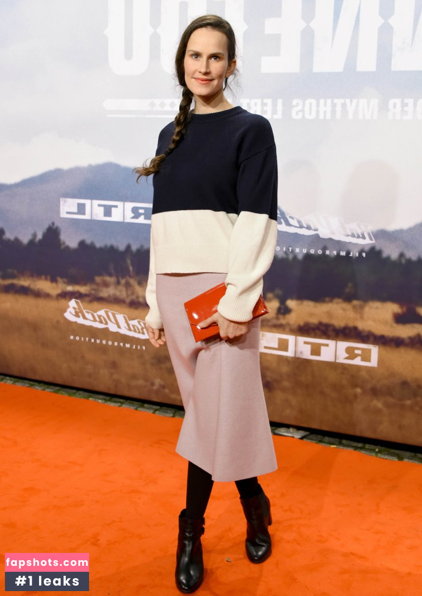 Saralisa Volm gallery photo #28