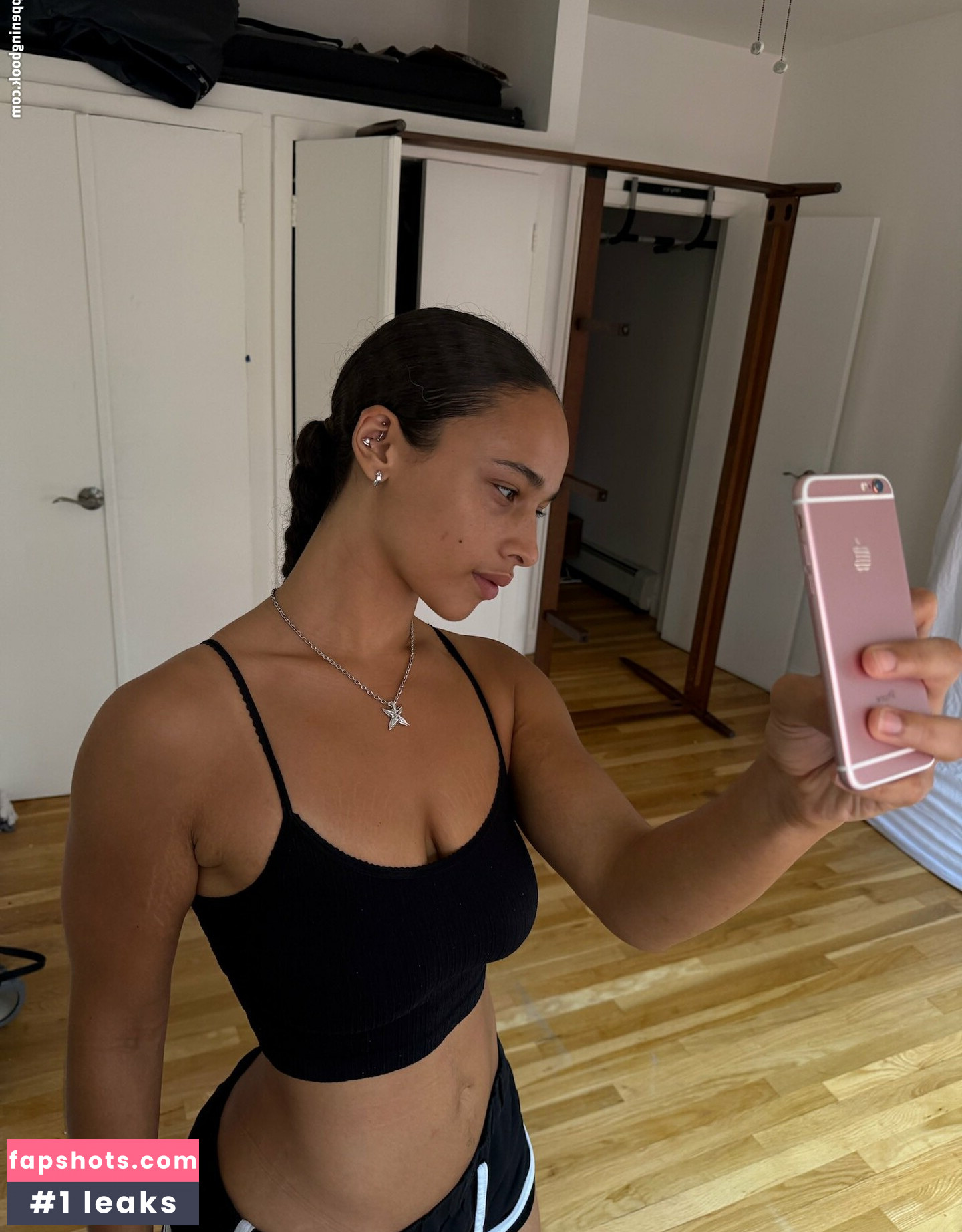 Sarina gallery photo #5