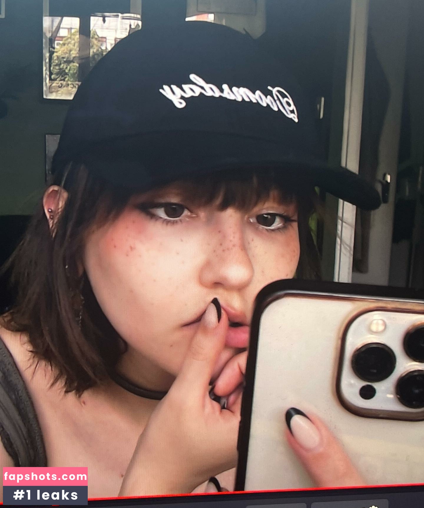 Savannah Brown gallery photo #15