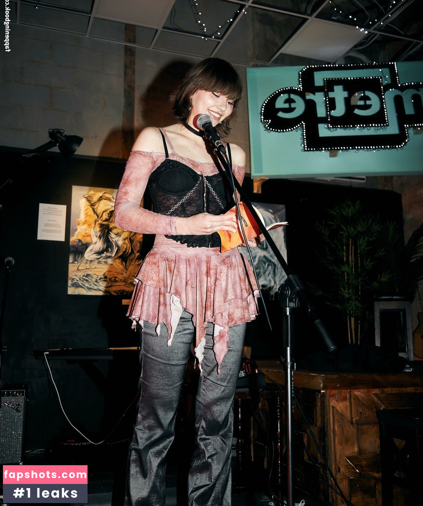 Savannah Brown gallery photo #17