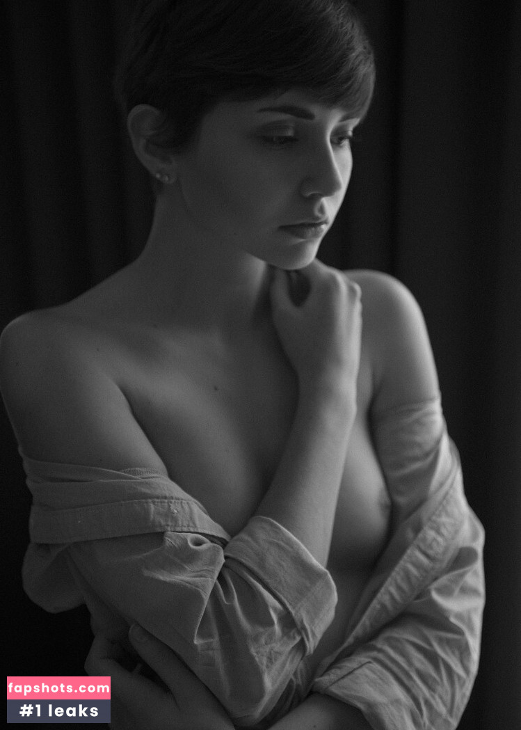 Savannah Brown gallery photo #25