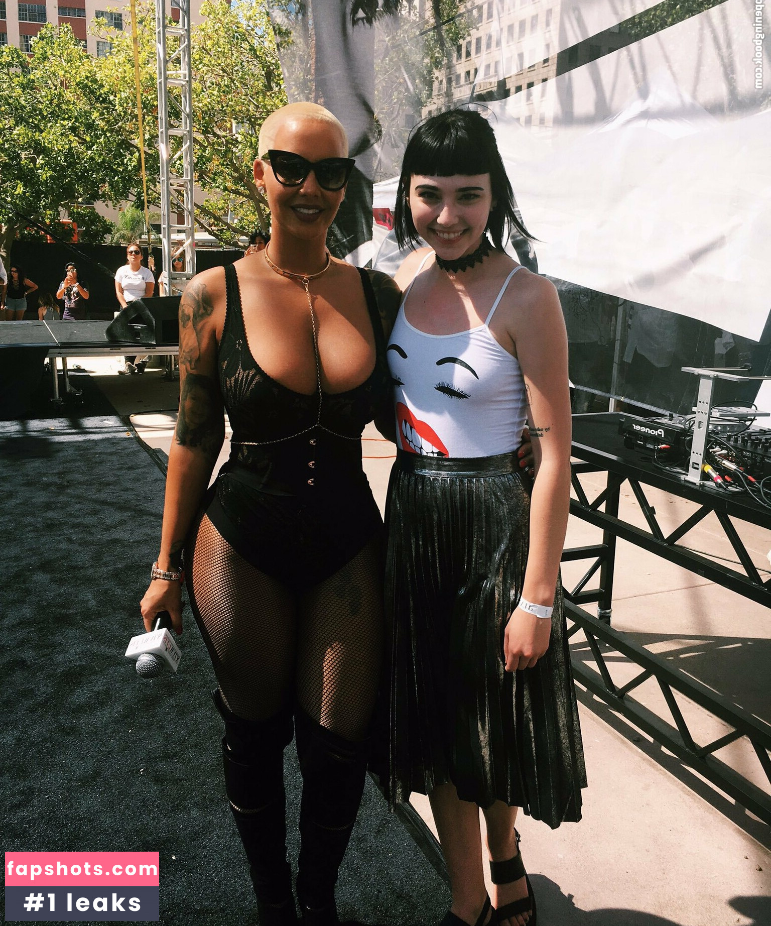 Savannah Brown gallery photo #26