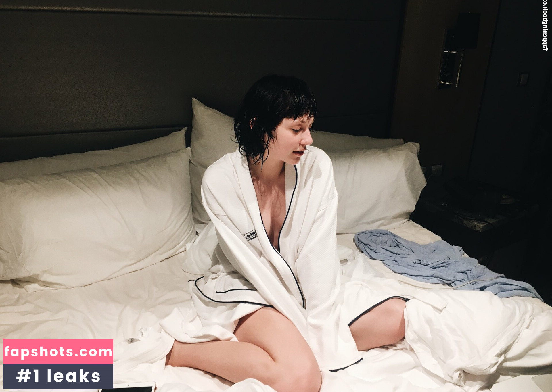 Savannah Brown gallery photo #27