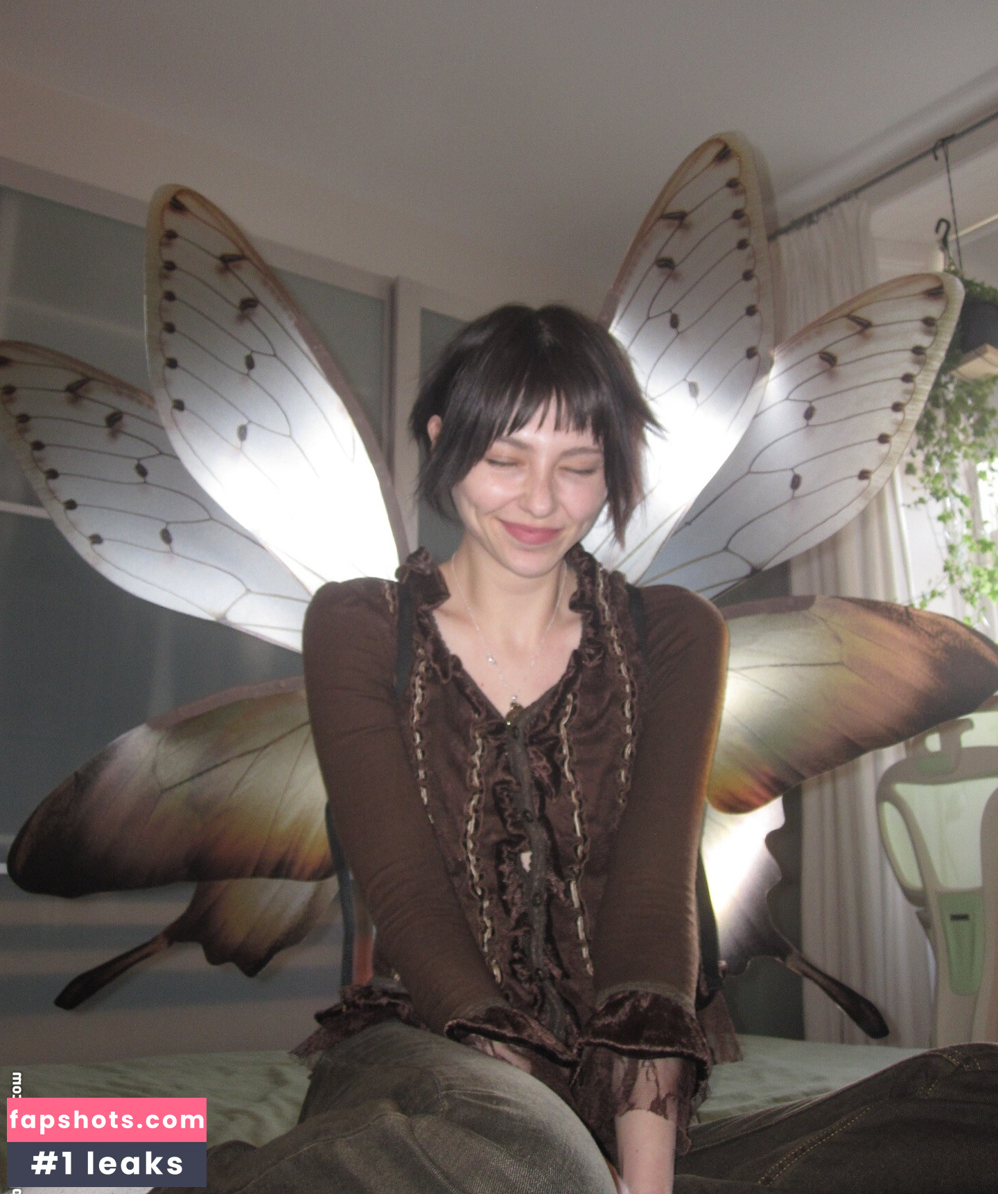 Savannah Brown gallery photo #6