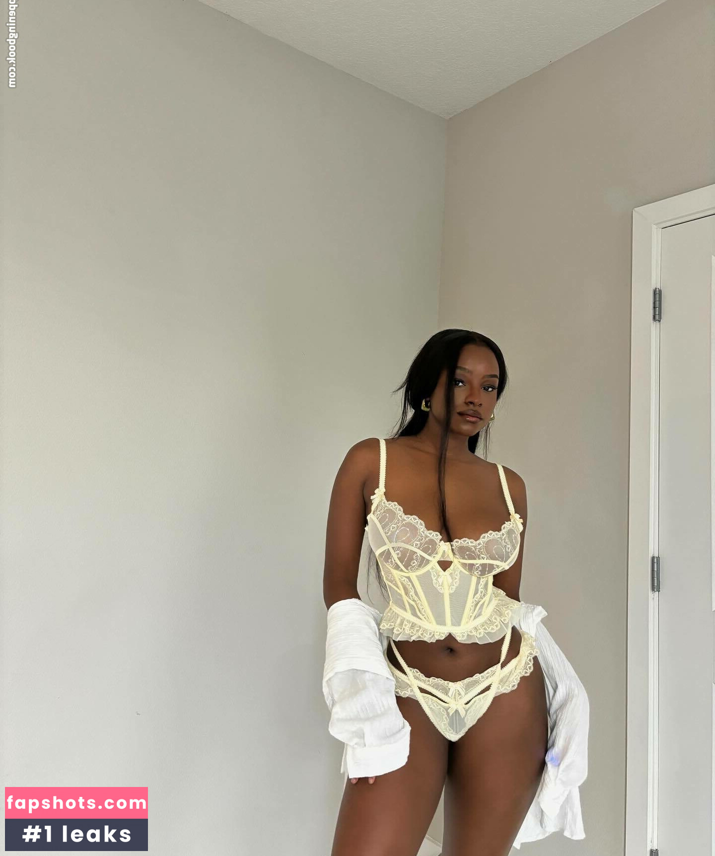 Savannah Perkins nude babe gallery