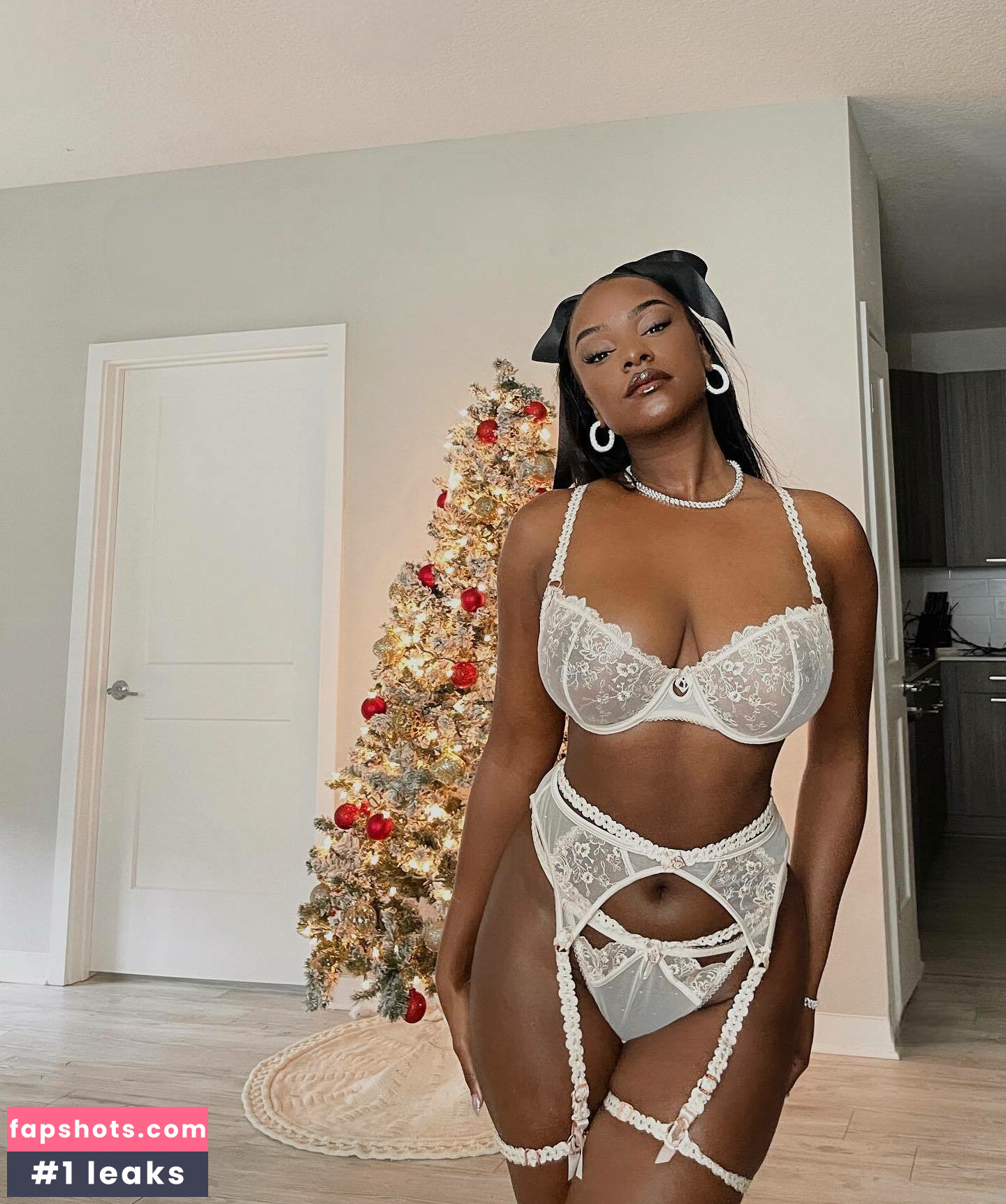 Savannah Perkins gallery photo #22