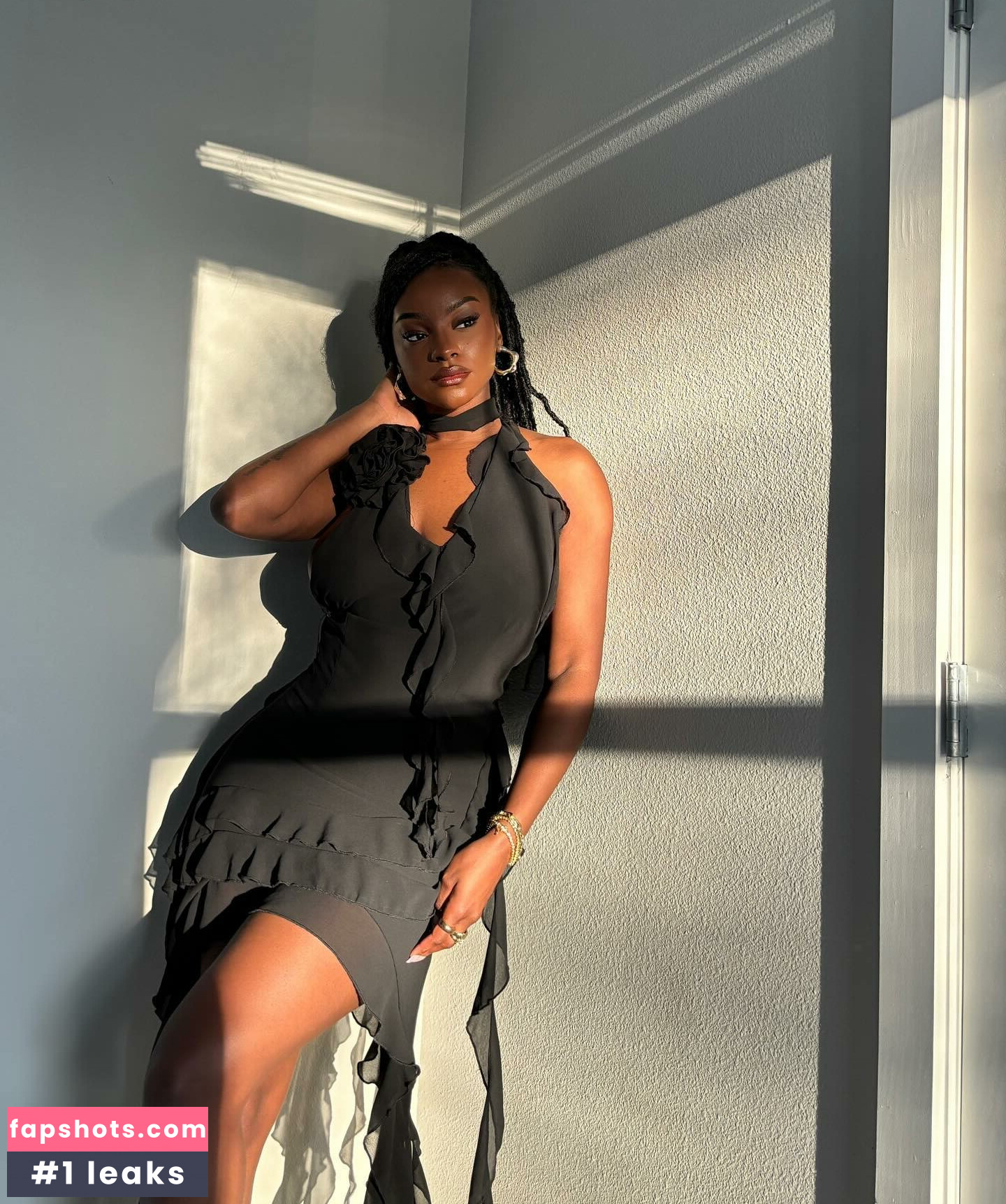 Savannah Perkins gallery photo #4