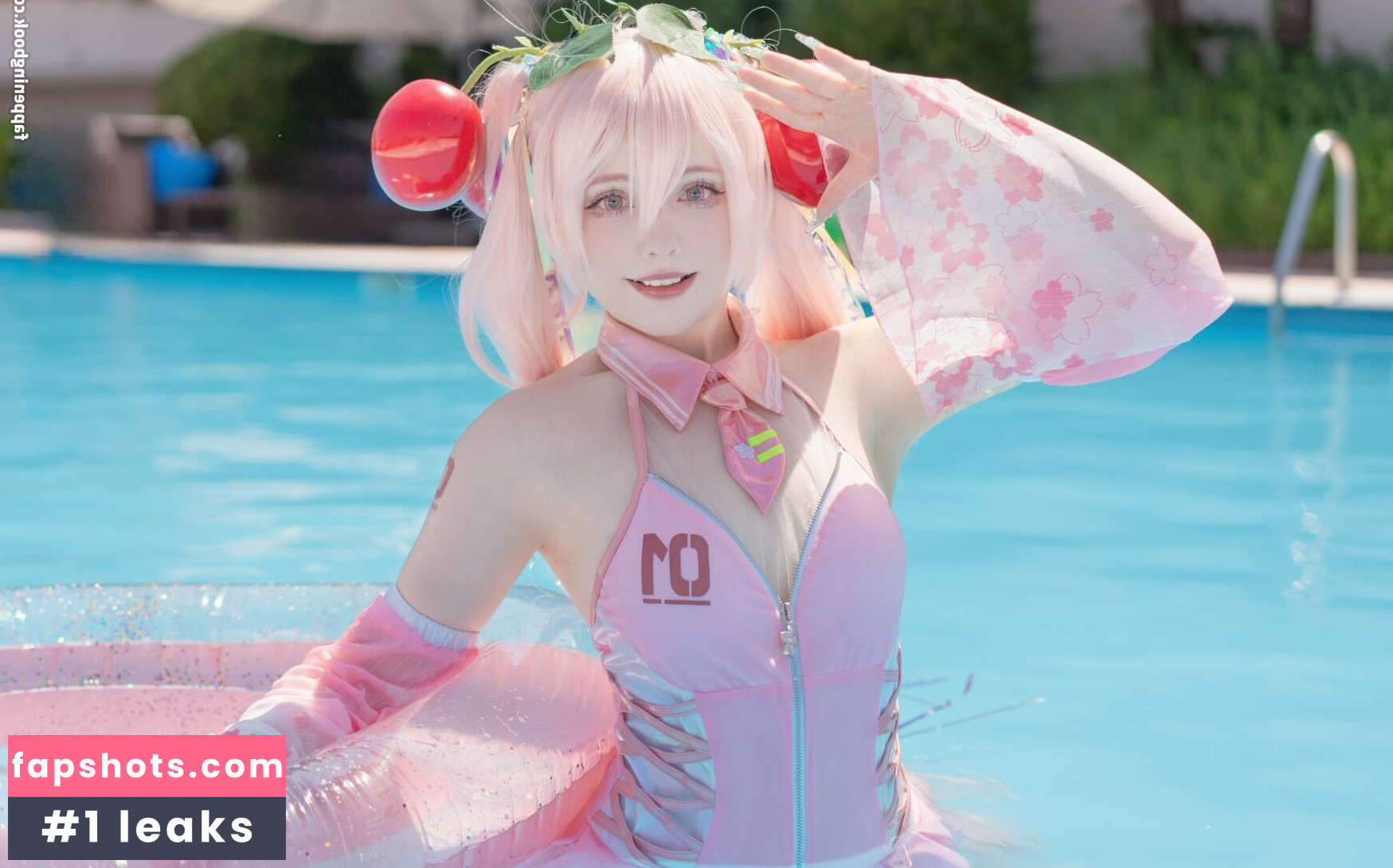 Saya Scarlet gallery photo #11