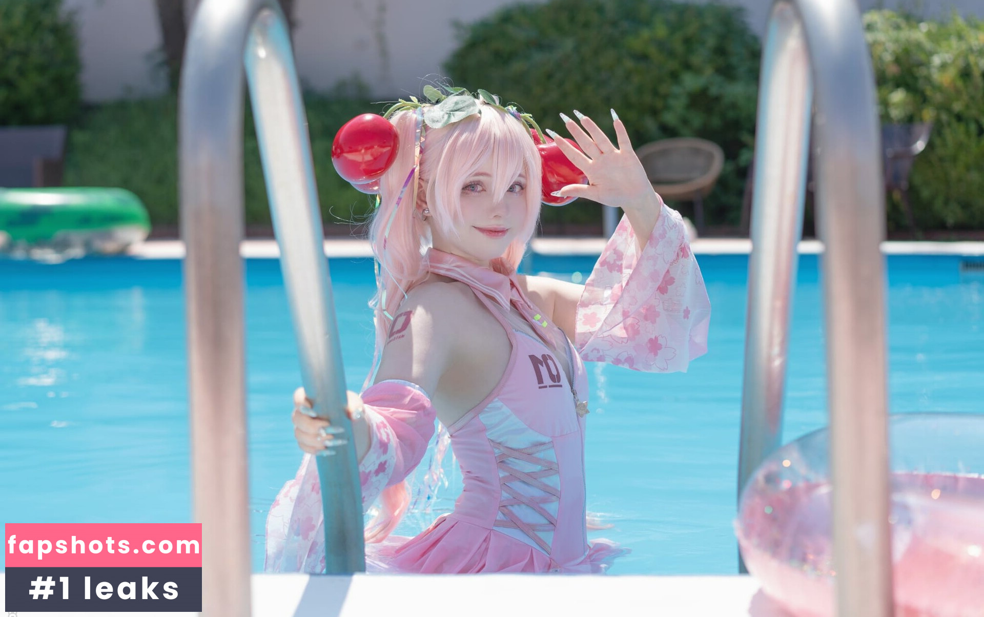 Saya Scarlet gallery photo #15