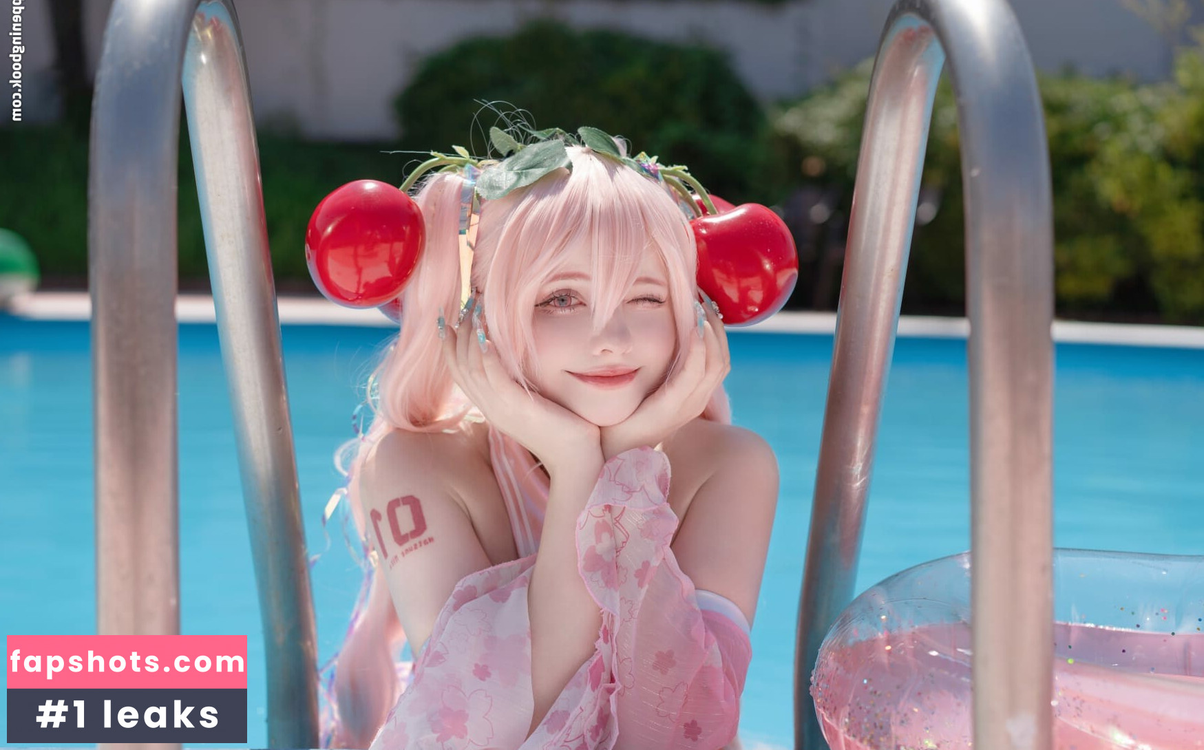 Saya Scarlet gallery photo #16