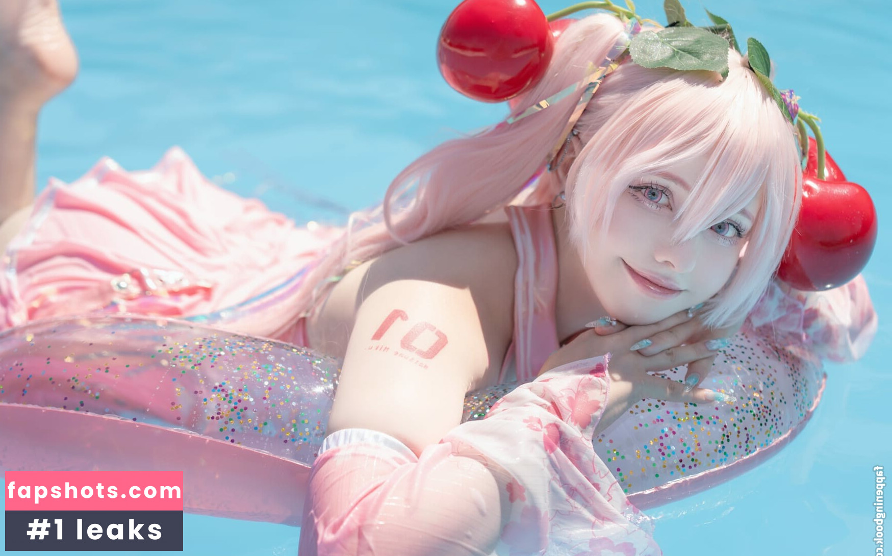 Saya Scarlet gallery photo #20