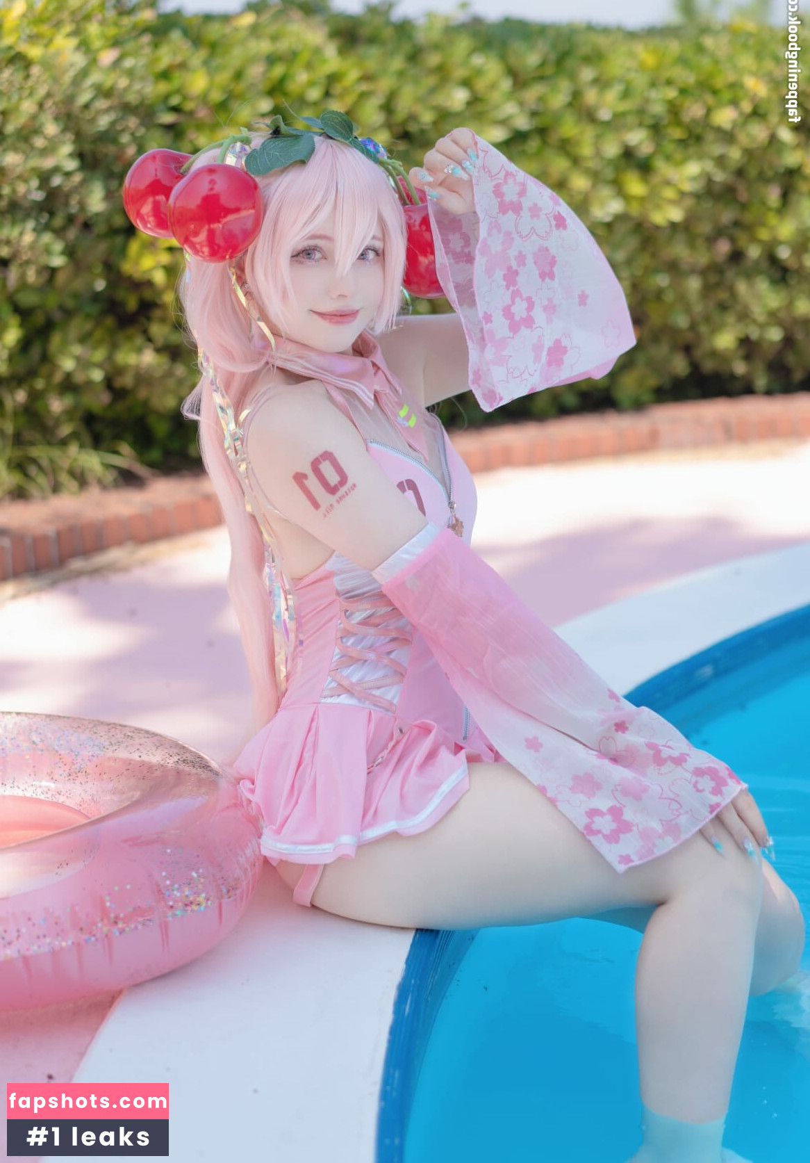 Saya Scarlet gallery photo #22