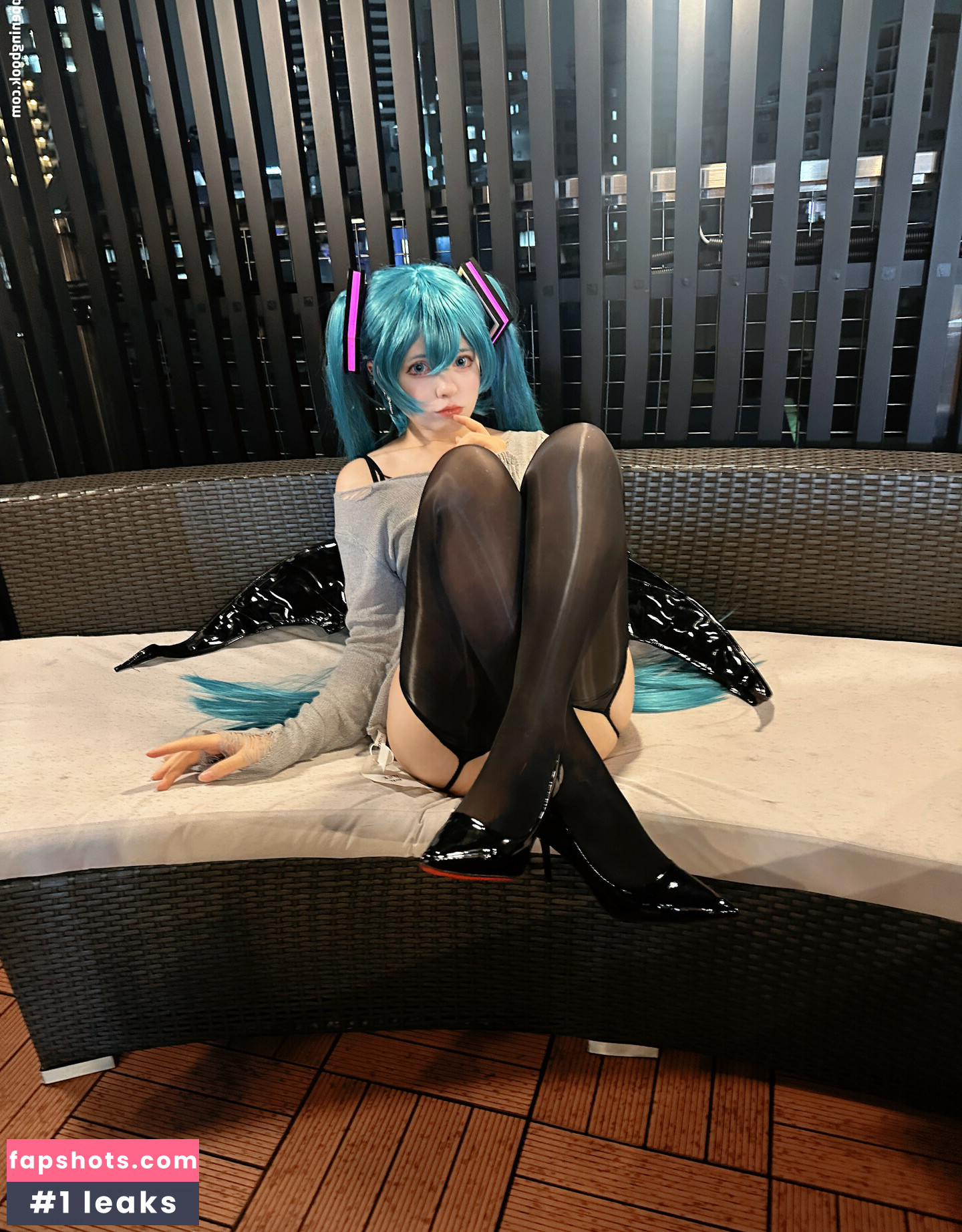 Saya Scarlet gallery photo #70