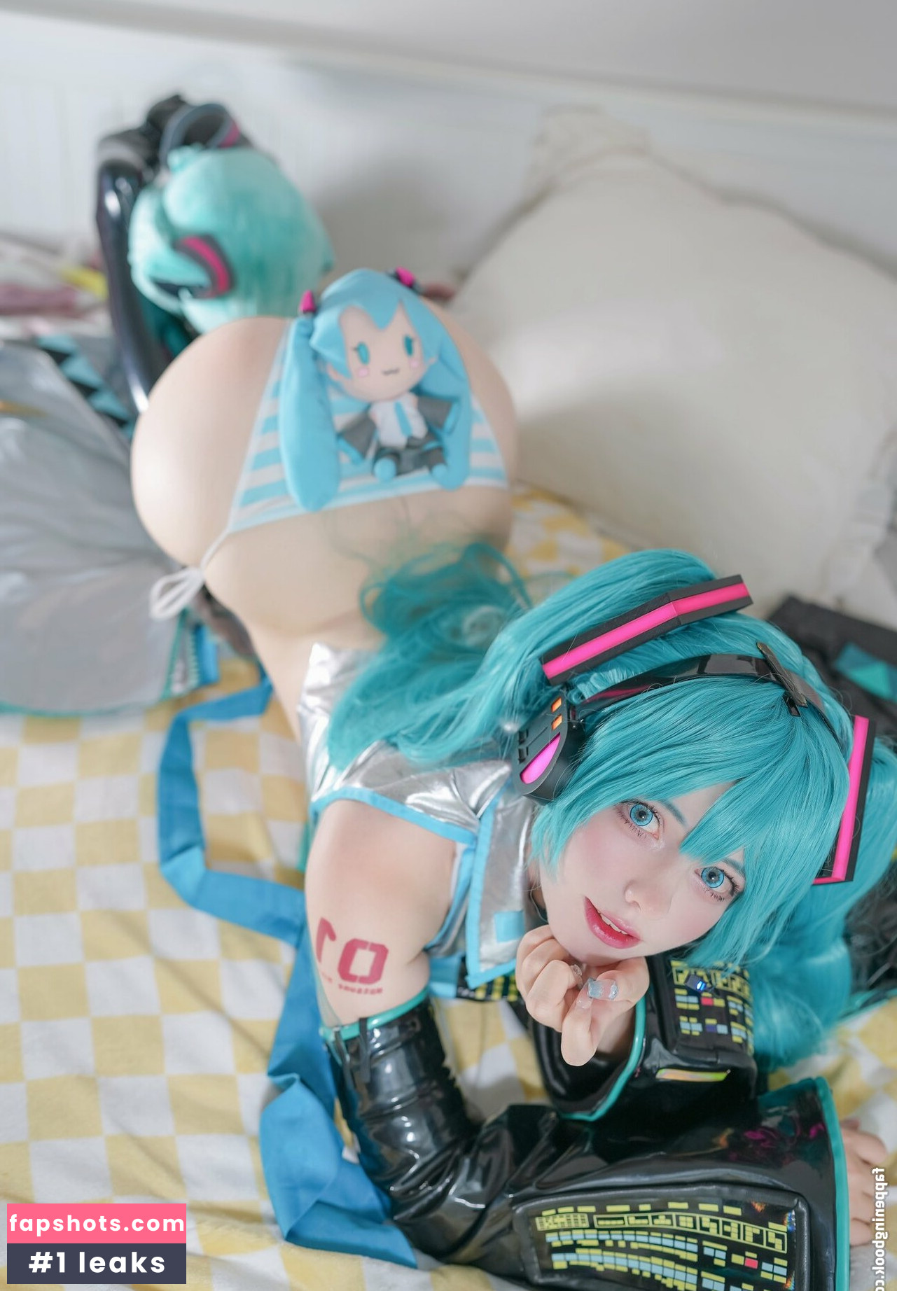 Saya Scarlet gallery photo #8