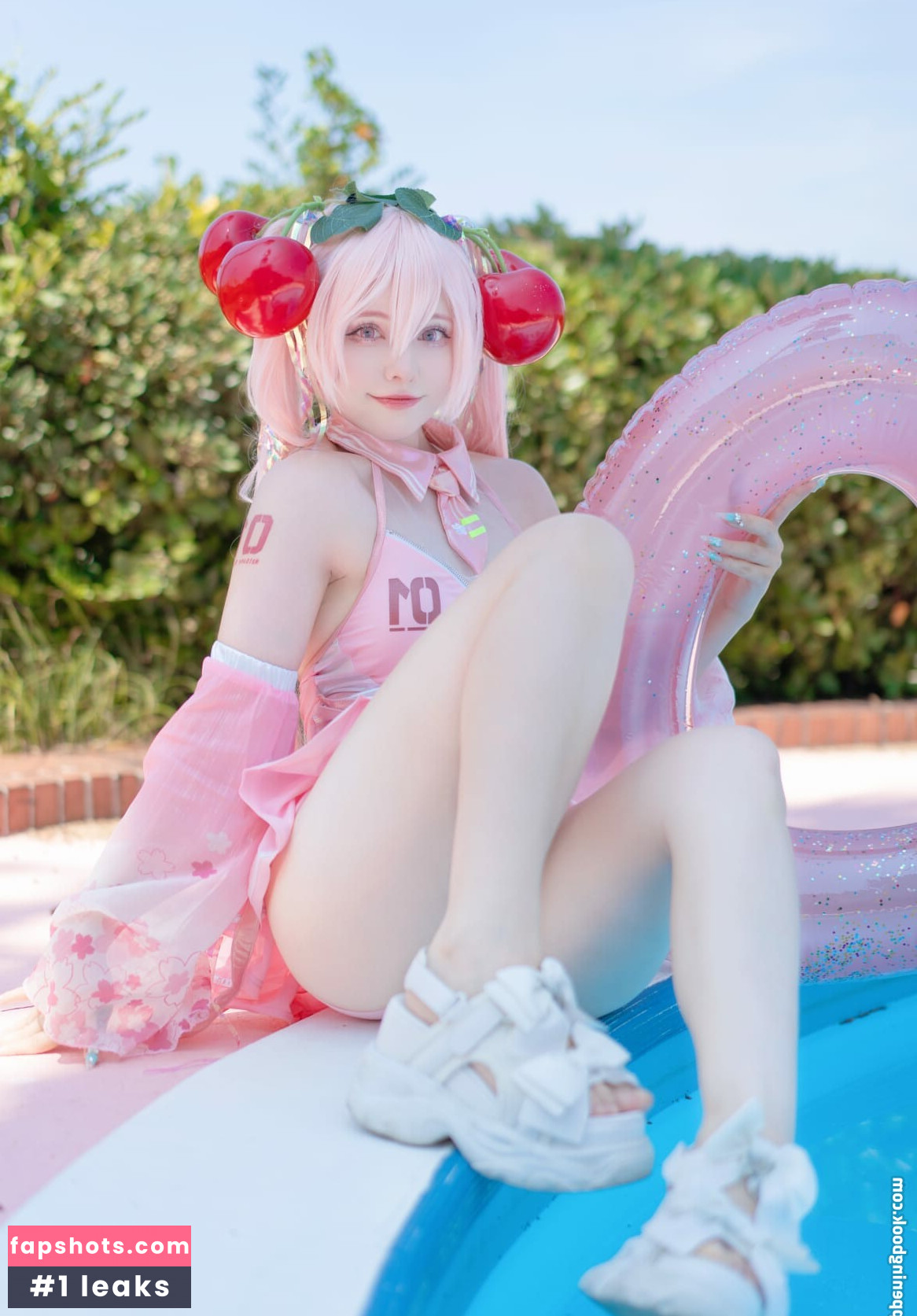 Saya Scarlet gallery photo #10