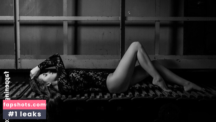 Schannaka nude babe gallery