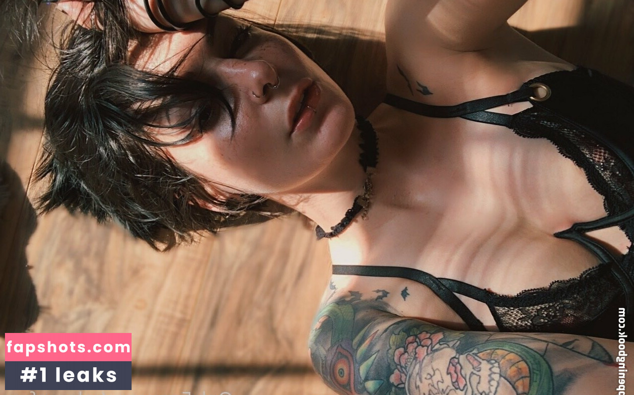 selenalizfree nude babe gallery