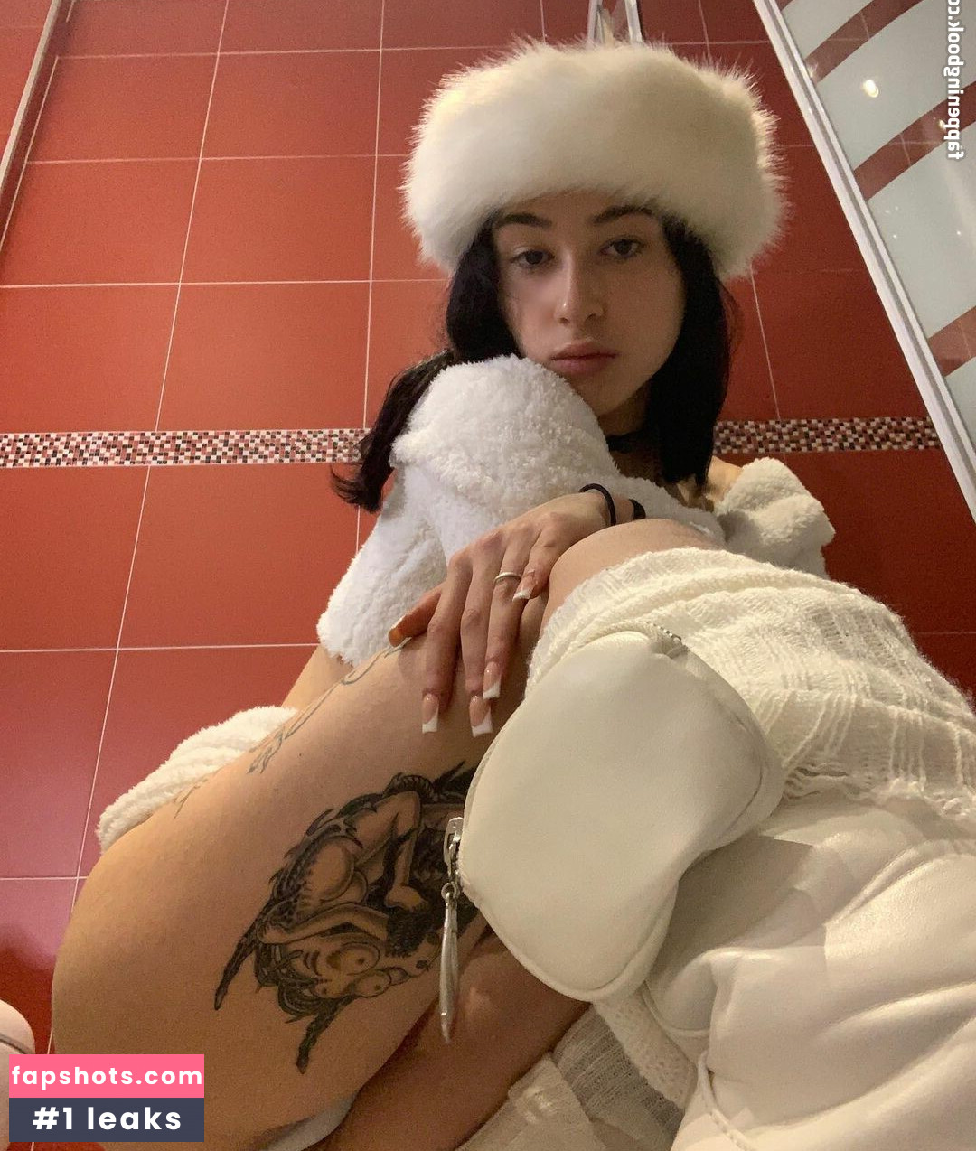 selfishara gallery photo #2