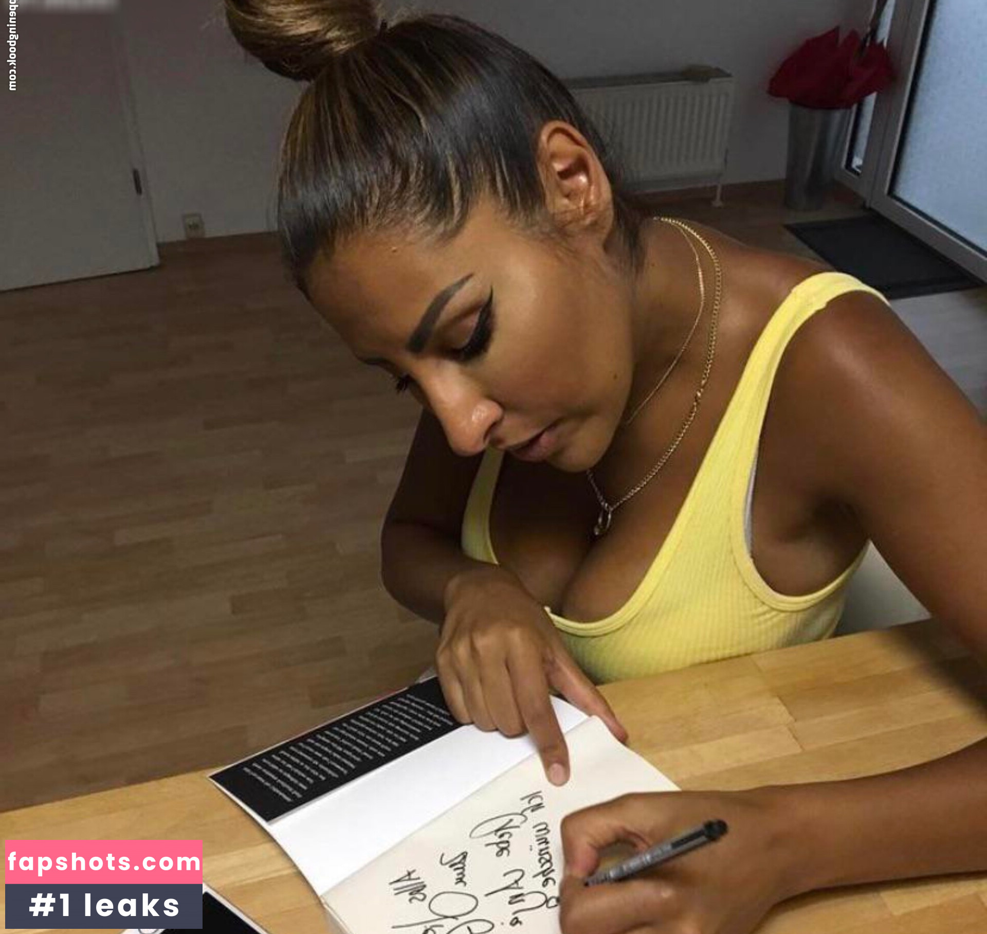 Senna Gammour gallery photo #17